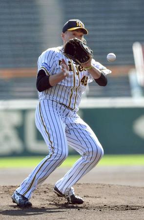 　１回、垣内の打球にグラブを出す秋山