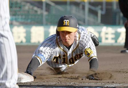 　６回、けん制で一塁へ頭から帰塁する（撮影・佐々木彰尚）