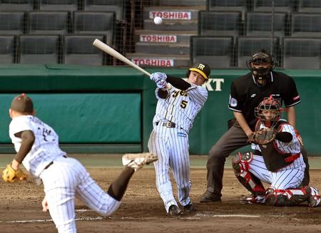 　８回、近本は中前打を放つ（撮影・山口登）