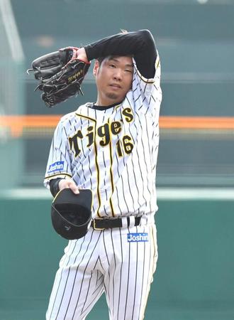 ２回、マウンドで汗を拭う阪神・西勇（撮影・北村雅宏）
