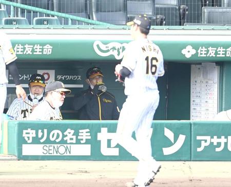 ２回、４点を先制された西勇（１６）にベンチで厳しい表情の矢野監督（撮影・飯室逸平）