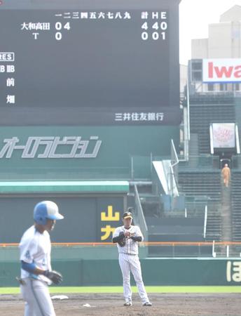 　２回、４点を失い、マウンド上でボールをこねる西勇（撮影・北村雅宏）