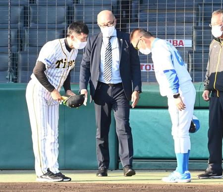 試合後、あいさつをかわす矢野監督（左）と大和高田・佐々木監督（撮影・飯室逸平）