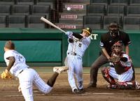 　８回、近本は中前打を放つ（撮影・山口登）