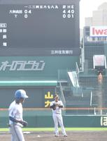 　２回、４点を失い、マウンド上でボールをこねる西勇（撮影・北村雅宏）