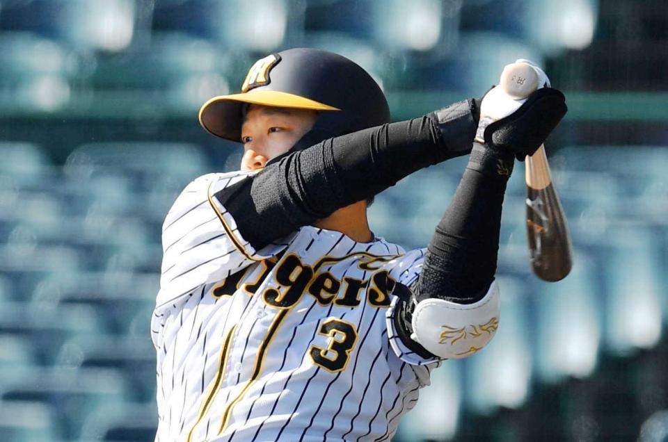 　１回、大山は左前に適時打を放つ（撮影・佐々木彰尚）