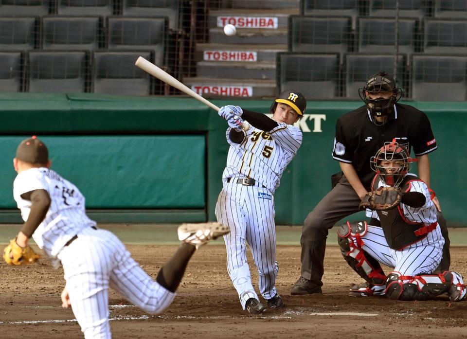 　８回、近本は中前打を放つ（撮影・山口登）