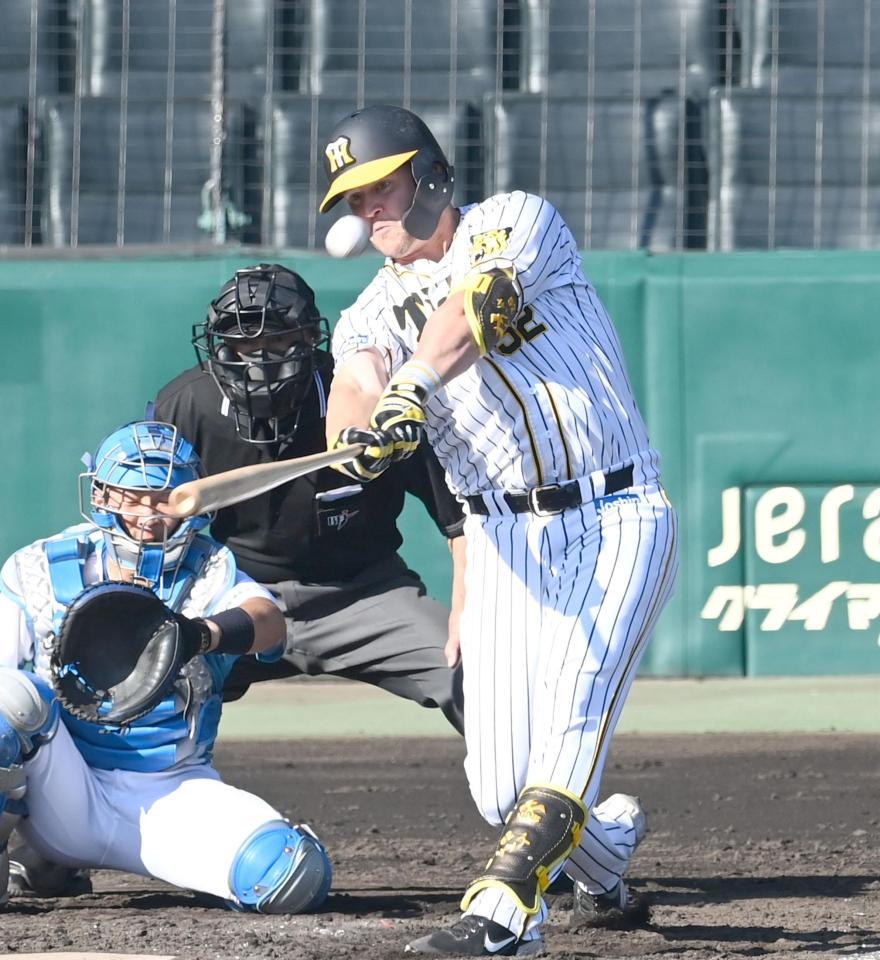 　５回、左越えにソロを放つサンズ（撮影・飯室逸平）