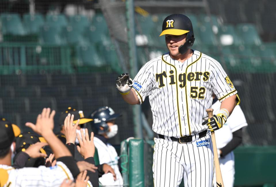 ５回、ソロを放った阪神　ジェリー・サンズはナインに迎えられる＝甲子園（撮影・北村雅宏）