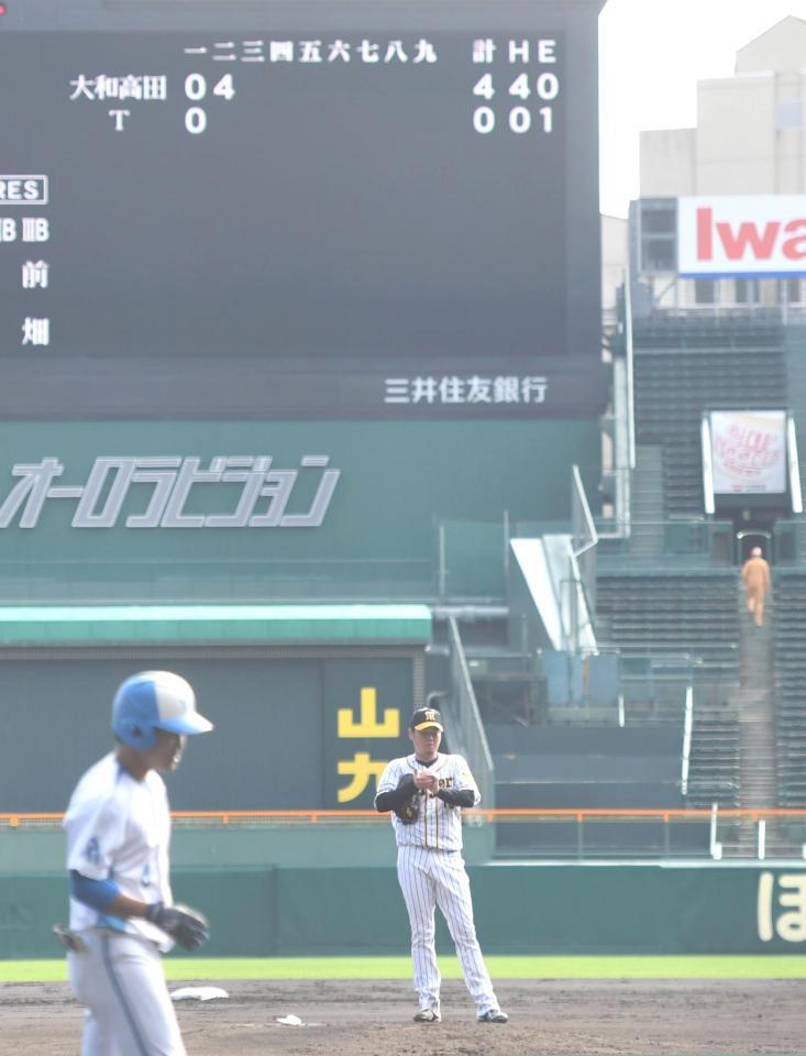 　２回、４点を失い、マウンド上でボールをこねる西勇（撮影・北村雅宏）