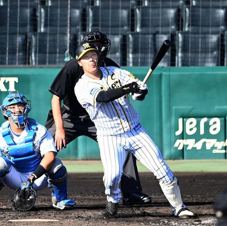 　４回、タイムリー二塁打を放つ大山