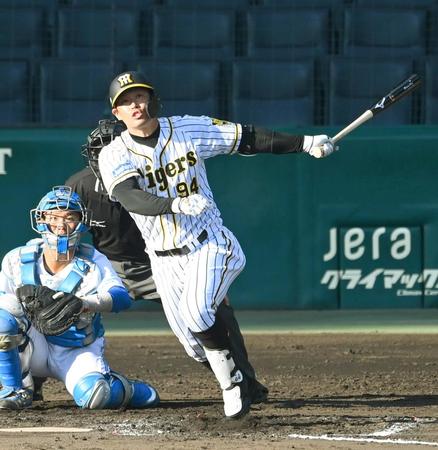 　８回、安打を放つ原口