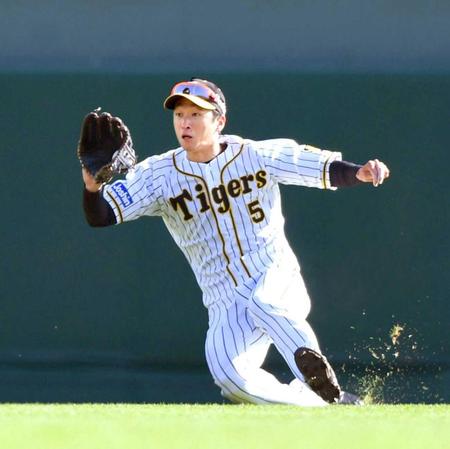 　５回、大和高田クラブ・松本の打球をスライディングキャッチする近本