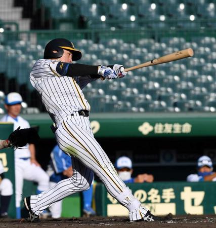 　９回、右前打を放つ近本