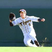 　５回、大和高田クラブ・松本の打球をスライディングキャッチする近本