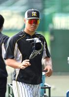 グラブを宙に浮かせる阪神・佐藤輝明＝甲子園（撮影・北村雅宏）