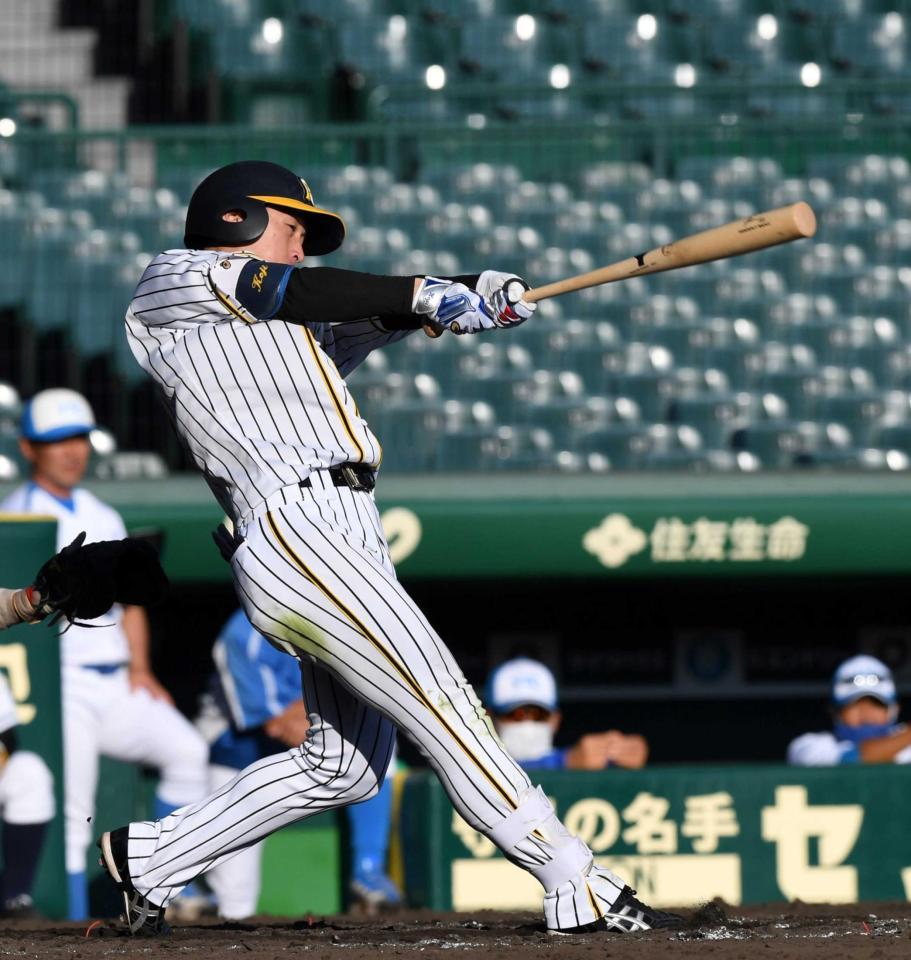 　９回、右前打を放つ近本