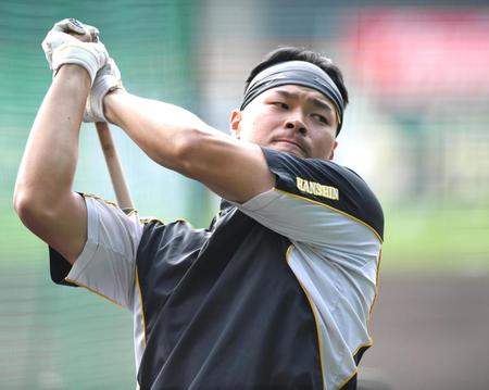 　打撃練習する佐藤輝（撮影・北村雅宏）