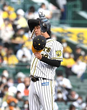 　５回、ピンチを迎えた高橋は汗を拭う（撮影・北村雅宏）