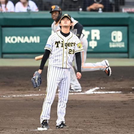 　６回、高橋はウィーラーに適時二塁打を許す（撮影・山口登）
