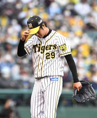 　６回、追加点を奪われ、ベンチに戻る高橋（撮影・北村雅宏）