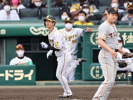 　６回、遊飛に倒れる近本。投手は菅野（撮影・田中太一）