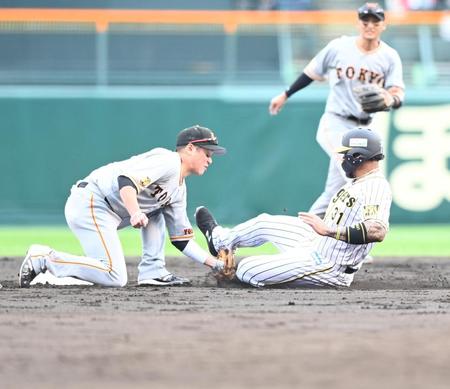 ５回阪神、無死一塁、二盗を狙うもアウトになる阪神・ジェフリー　マルテ（野手・巨人・坂本勇人）＝甲子園（撮影・飯室逸平）