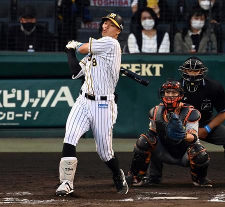 　８回、佐藤輝は空振り三振に倒れる（撮影・山口登）