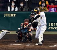 　９回、代打・大山は左前打を放つ（撮影・山口登）