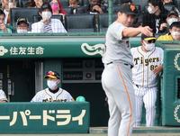 　菅野（手前）に抑えられる打線。ベンチで険しい表情の矢野監督（撮影・田中太一）