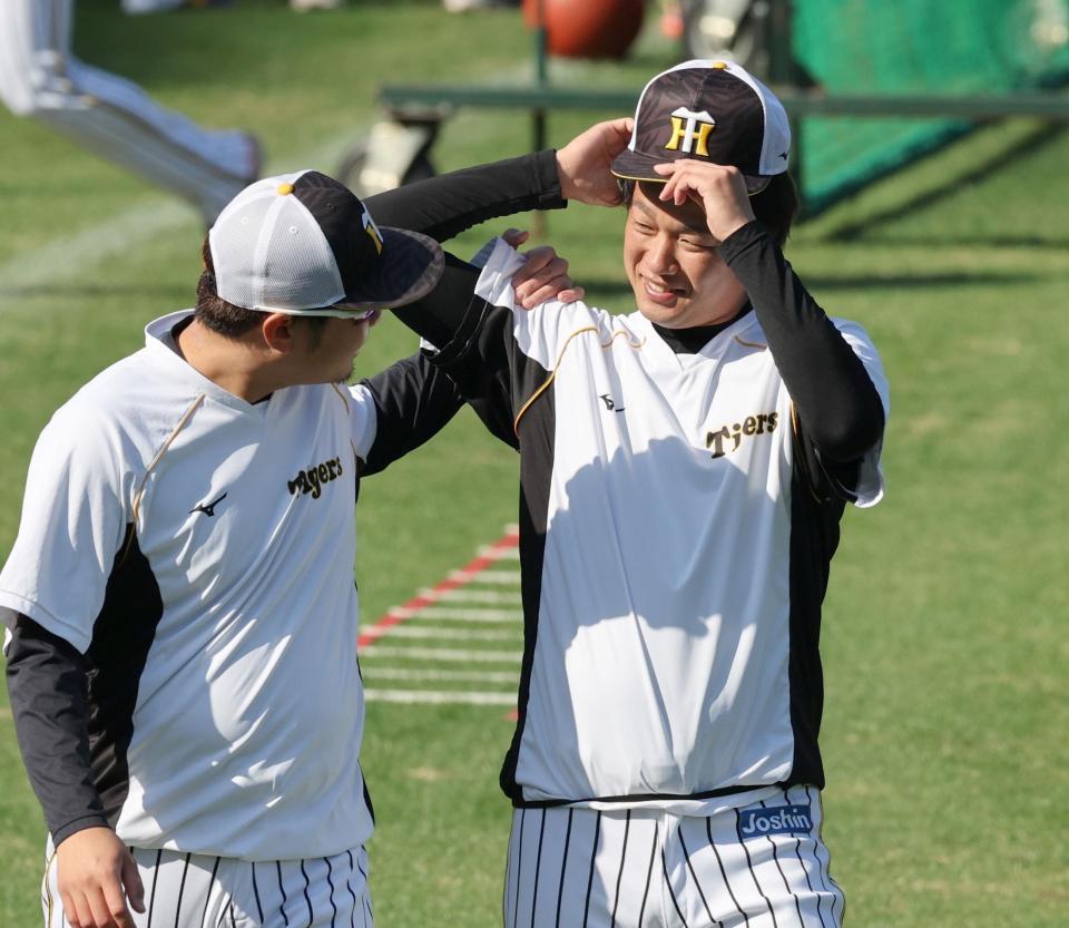 　「任せたぞ！-」。西勇輝（左）に話しかけられる高橋（撮影・田中太一）