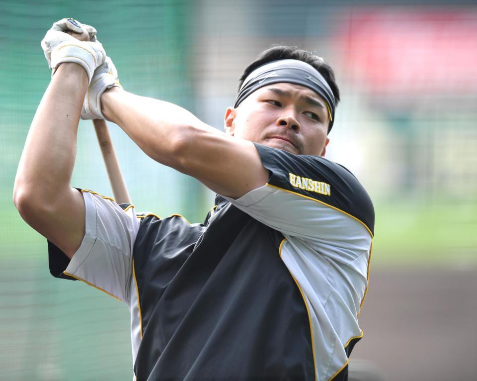 　打撃練習する佐藤輝（撮影・北村雅宏）