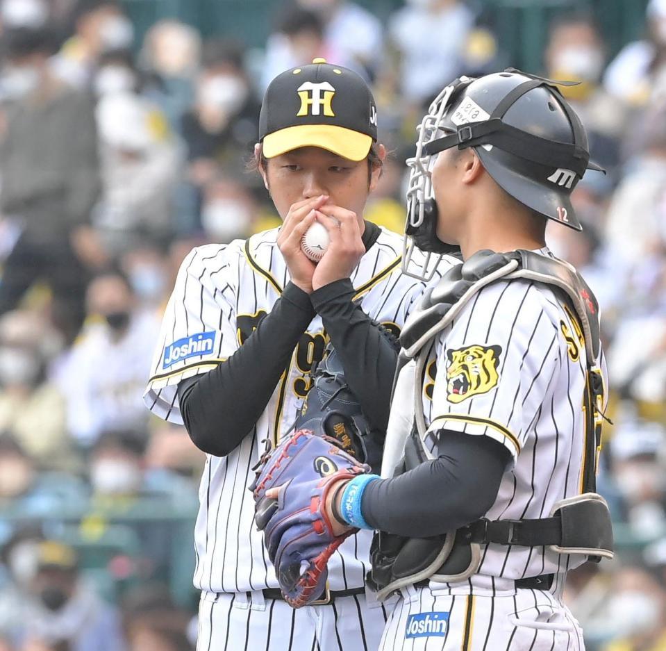 　５回、巨人打線に打ち込まれる高橋（左）＝撮影・高部洋祐