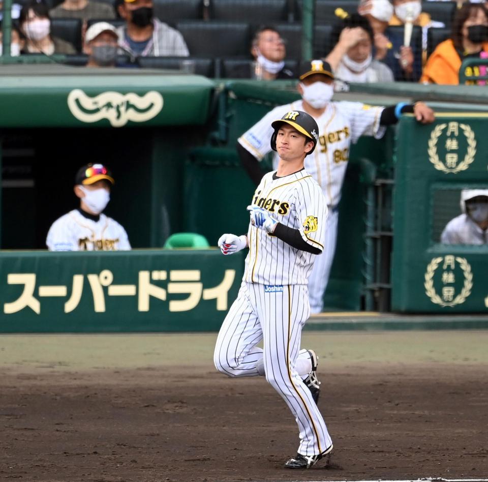 　６回、近本は遊飛に倒れる（撮影・山口登）