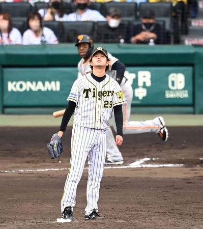 　６回、高橋はウィーラーに適時二塁打を許す（撮影・山口登）