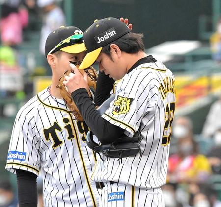 　５回、巨人に先制を許し肩を落とす高橋（手前）＝撮影・高部洋祐