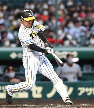 　９回、左前打を放つ大山（撮影・北村雅宏）