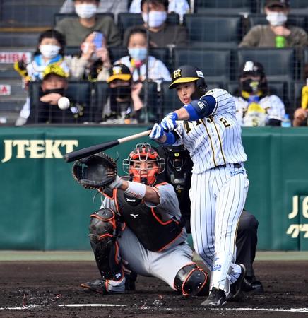 ２回、梅野は中越えに二塁打（撮影・山口登）