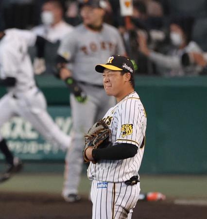 ８回、坂本の打球を失策し顔をしかめる大山（撮影・田中太一）