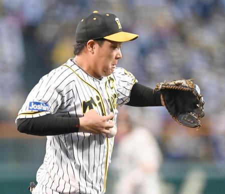 大山は丸のバントを処理するもボールが手につかず安打となる（撮影・飯室逸平）