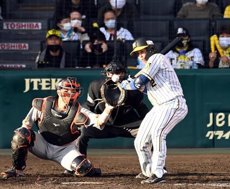５回、投球が梅野のグリップエンドに当たり内野ゴロになる＝撮影・山口登