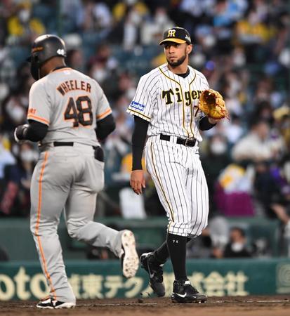 ８回、ウィーラー（左）に犠飛を浴びたスアレス（撮影・北村雅宏）