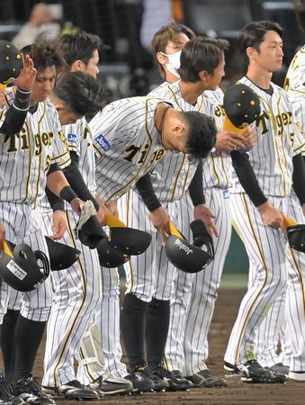 巨人に敗れ、ファンに深々と一礼する佐藤輝（中央）＝撮影・高部洋祐