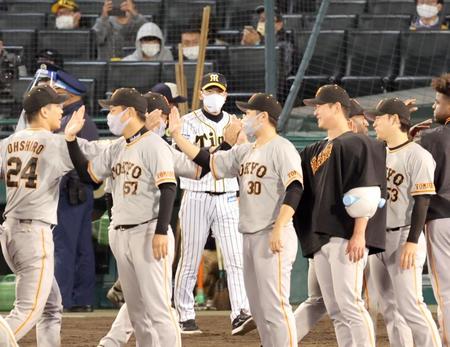 喜ぶ巨人ナインの中、あいさつに出る矢野監督（撮影・田中太一）