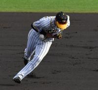 ３回、吉川の打球をファンブルする中野（撮影・神子素慎一）