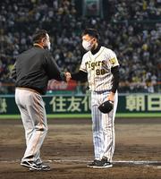 原監督と握手を交わす矢野監督（撮影・飯室逸平）