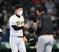 巨人・原辰徳監督と握手する阪神・矢野燿大監督＝甲子園（撮影・金田祐二）