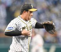 大山は丸のバントを処理するもボールが手につかず安打となる（撮影・飯室逸平）