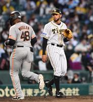 ８回、ウィーラー（左）に犠飛を浴びたスアレス（撮影・北村雅宏）