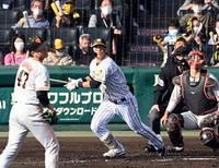 ２回、佐藤輝は左中間に先制適時二塁打を放つ（投手・高橋、捕手・大城）＝撮影・山口登